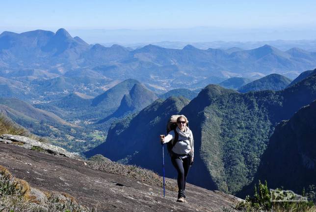 No início da caminhada no 2o dia da travessia, admirando as montanhas do Parque Nacional da Serra dos Órgãos, no Rio de Janeiro